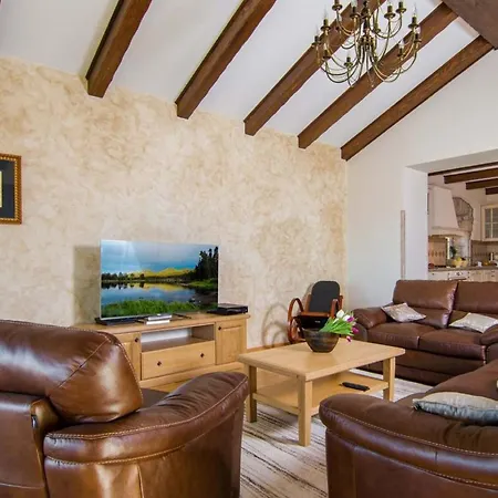 Anica Villa *