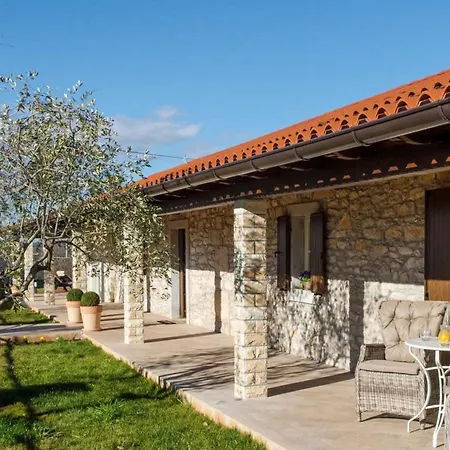 Anica Villa *